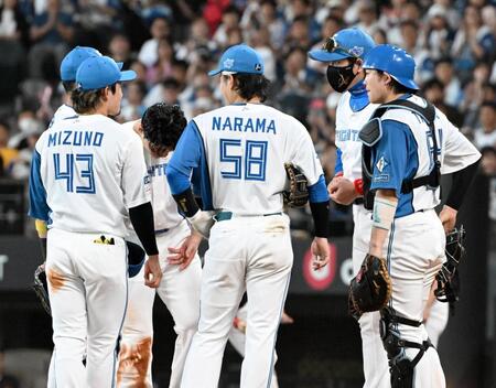 　８回、中村に死球を与えた柴田をマウンドから降ろす新庄監督（右から２人目）