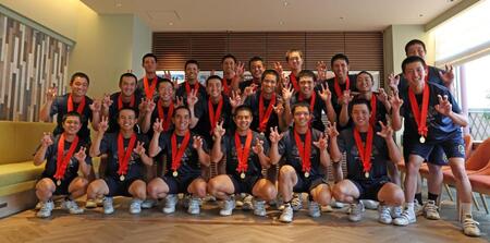 【写真】沖縄ならではのポーズ！優勝メダルをぶら下げ喜ぶ沖縄尚学ナイン