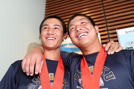 　満面の笑みを見せる沖縄尚学・新垣有絃（左）と末吉良丞（撮影・中田匡峻）