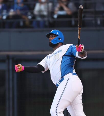 　２回、先制ソロを放つレイエス（撮影・中島達哉）