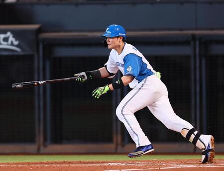 　４回、中前に適時打を放つ清宮幸（撮影・中島達哉）