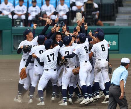 　優勝を決め歓喜の末吉良丞（左端）ら沖縄尚学ナイン（撮影・山口登）