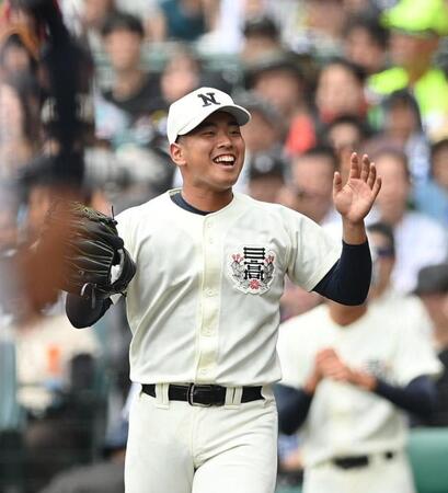 　７回、沖縄尚学・伊波槙人の死球判定に苦笑いする日大三・近藤優樹（撮影・西田忠信）