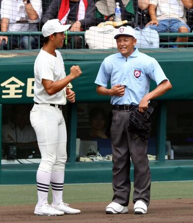 　７回、沖縄尚学・伊波槙人をめぐり、前坂球審にアピールする日大三・永野翔成（左）＝撮影・山口登