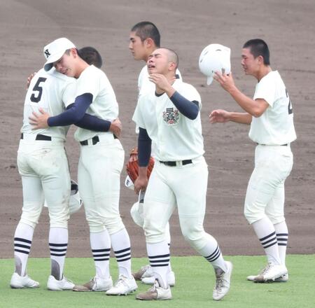 　準優勝に終わり、涙を流す日大三・近藤優樹（中央）（撮影・中田匡峻）