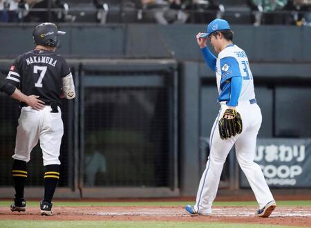 　８回、降板する途中、死球を与えた代打中村（左）に謝る柴田