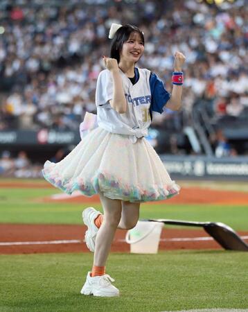 　ＹＭＣＡダンスを踊るＦＲＵＩＴＳ　ＺＩＰＰＥＲ・鎮西寿々歌（撮影・中島達哉）