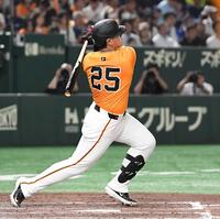 　３回、岡本は左中間に９号ソロを放つ岡本