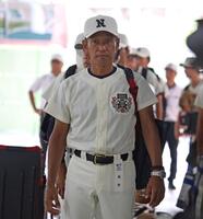 　球場入りする日大三・三木有造監督（撮影・中田匡峻）