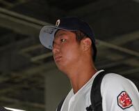 　球場入りする沖縄尚学・末吉良丞（撮影・中田匡峻）