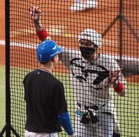 　試合前、松本剛（左）に声を掛ける新庄監督＝２２日