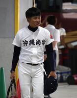 　球場入りする沖縄尚学・比嘉公也監督（撮影・中田匡峻）