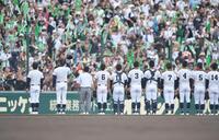 　試合前、スタンドにあいさつする沖縄尚学ナイン（撮影・開出牧）