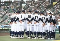 　試合前に円陣を組む沖縄尚学ナイン（撮影・西田忠信）