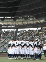 　試合前に円陣を組む沖縄尚学ナイン（撮影・西田忠信）