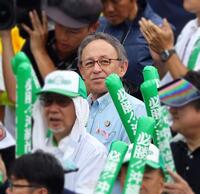 　アルプス席で声援を送る玉城デニー沖縄県知事（撮影・山口登）