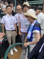 　アルプススタンドを訪れた小池百合子都知事