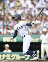 　６回、勝ち越し打を放つ沖縄尚学・宜野座恵夢（撮影・西田忠信）