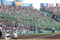 　３回、チャンスで盛り上がる三塁アルプス席（撮影・中田匡峻）