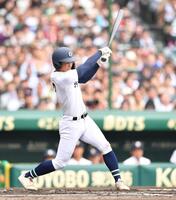 　６回、勝ち越しの左前適時打を放つ沖縄尚学・宜野座恵夢（撮影・開出牧）