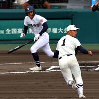 　６回、日大三・近藤優樹は沖縄尚学・宜野座恵に勝ち越し適時打を許す（撮影・山口登）