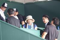 　甲子園を訪れた小池百合子都知事