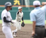 　７回、ベンチに戻る日大三・近藤（撮影・中田匡峻）