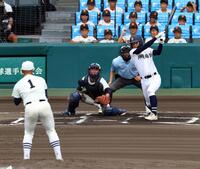 　６回、左前に勝ち越し適時打を放つ沖縄尚学・宜野座恵夢（投手・近藤優樹、捕手・竹中秀明）＝撮影・山口登