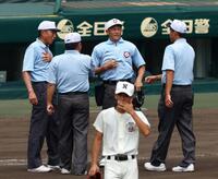 　７回、沖縄尚学・伊波槙人の死球の判定に集まる審判団（撮影・山口登