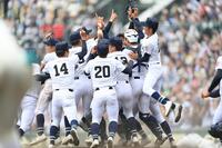 　優勝を決め、歓喜する沖縄尚学ナイン（撮影・西田忠信）
