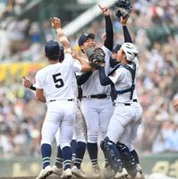 　優勝を決め、歓喜する末吉良丞（中央）ら沖縄尚学ナイン（撮影・西田忠信）