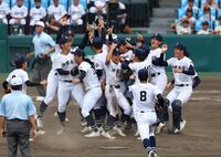 　優勝を決め歓喜の沖縄尚学ナイン（撮影・山口登）