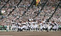 　優勝を決め、スタンドへ駆け出す沖縄尚学ナイン（撮影・西田忠信）