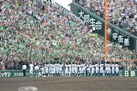 　スタンドの大応援団と優勝の喜びを分かち合う沖縄尚学ナイン（撮影・開出牧）