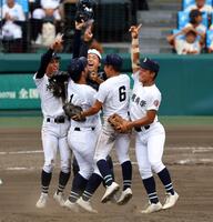 　優勝を決め歓喜の宜野座恵夢（中央）ら沖縄尚学ナイン（撮影・山口登）