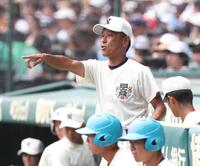 　７回、判定に声をあげる日大三・三木監督（撮影・中田匡峻）