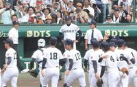 　優勝を決めた選手たちを前にし、感激の表情を見せる沖縄尚学・比嘉公也監督（中央）＝撮影・中田匡峻