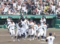 　優勝を決め、歓喜の沖縄尚学ナイン（撮影・中田匡峻）