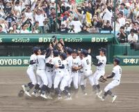 　優勝を決め、歓喜の沖縄尚学ナイン（撮影・中田匡峻）