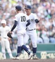 　８回、新垣有絃（１０）に代わってマウンドに上がり笑顔で言葉を交わす沖縄尚学・末吉良丞（撮影・開出牧）