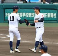 　８回途中、先発した新垣有絃（左）と交代しマウンドに上がる沖縄尚学・末吉良丞（撮影・山口登）