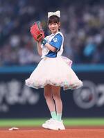 　ファーストピッチセレモニーに登場したＦＲＵＩＴＳ　ＺＩＰＰＥＲ・櫻井優衣（撮影・中島達哉）