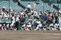 　夏の甲子園で初優勝し甲子園の土を拾う沖縄尚学ナイン（撮影・開出牧）