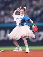 　ファーストピッチセレモニーで投球するＦＲＵＩＴＳ　ＺＩＰＰＥＲ・櫻井優衣（撮影・中島達哉）