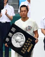 　準優勝盾を受け取る日大三・本間律輝（撮影・山口登）