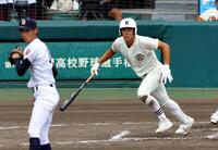 　８回、中前打を放つ日大三・本間律輝（投手・新垣有絃）＝撮影・山口登