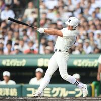 　１回、先制の適時二塁打を放つ日大三・本間律輝（撮影・西田忠信）