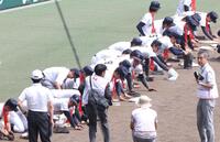 　閉会式後、砂を集める沖縄尚学ナイン（撮影・中田匡峻）