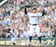 　優勝を決め、渾身のガッツポーズをする沖縄尚学・末吉良丞（撮影・西田忠信）