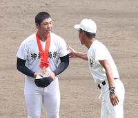 　日大三・三木有造監督（右）と言葉を交わす沖縄尚学・末吉良丞（撮影・中田匡峻）